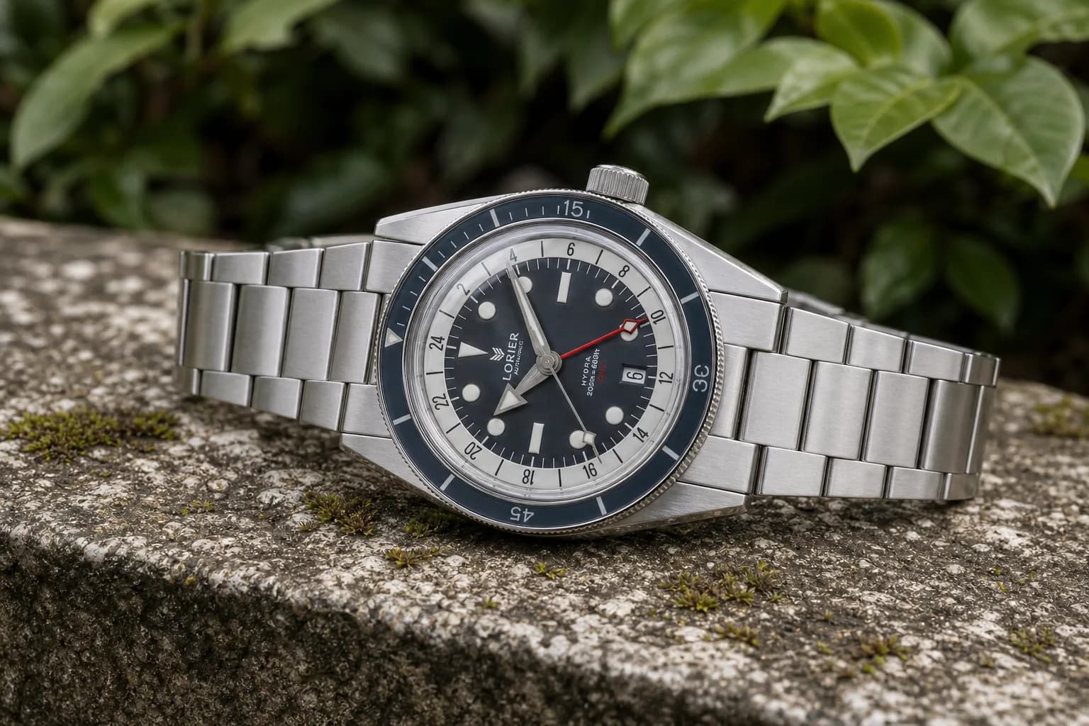 Lorier Hydra SIII review image showing stone ledge hero