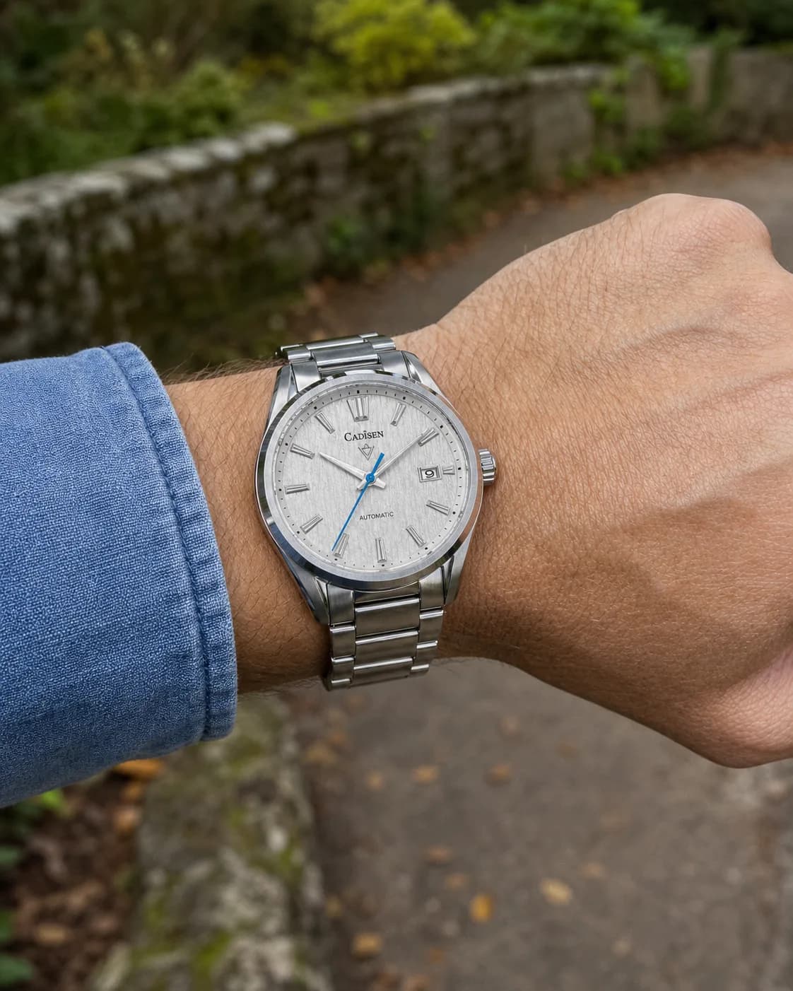 Cadisen C8226 review image showing outdoor wrist