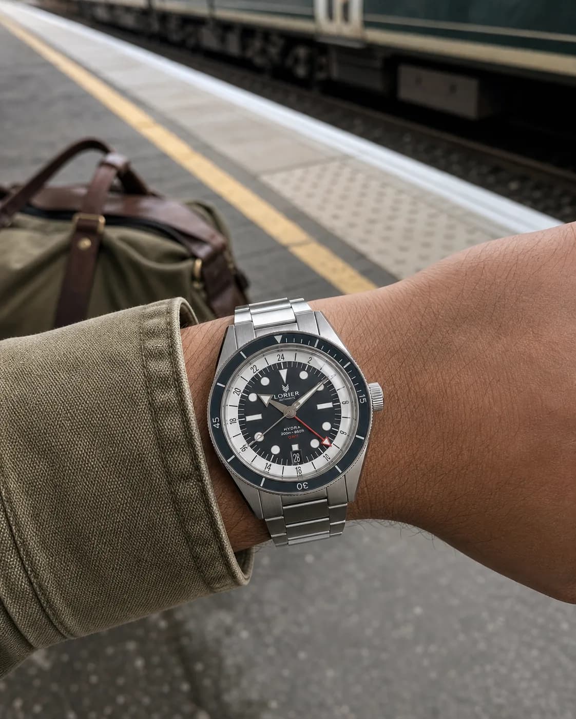 Lorier Hydra SIII review image showing platform wrist check